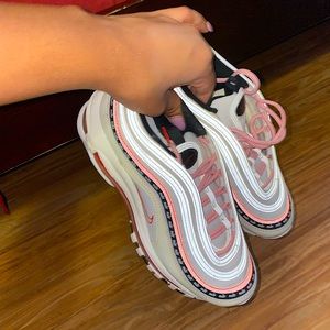 This is a Nike sneakers I bought and have never worn it before, It is brand new.